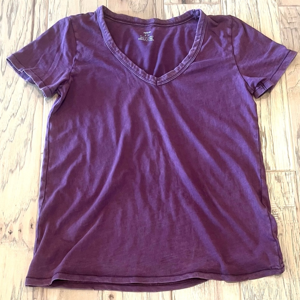 Aerie Red-Purple Slightly Distressed V-Neck Short Sleeve T-Shirt, size S